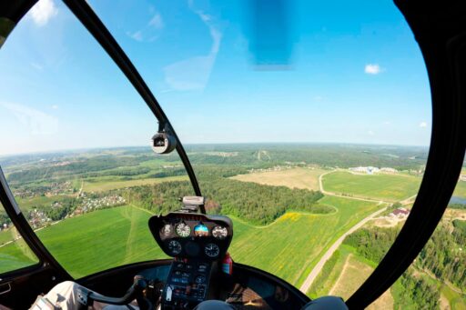 Фотография из кабины вертолета в полете от компании "Captour"