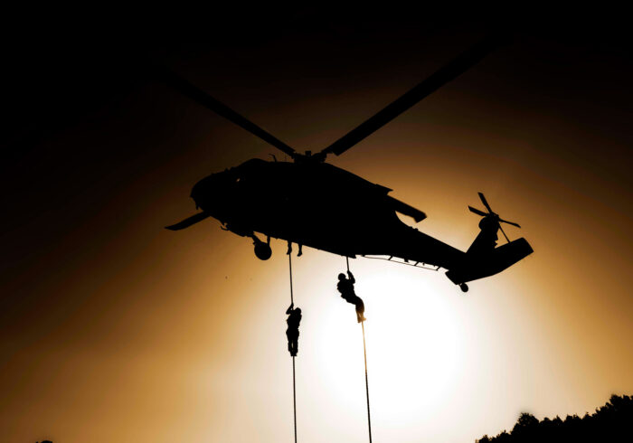 Фотография высадки солдат из вертолета