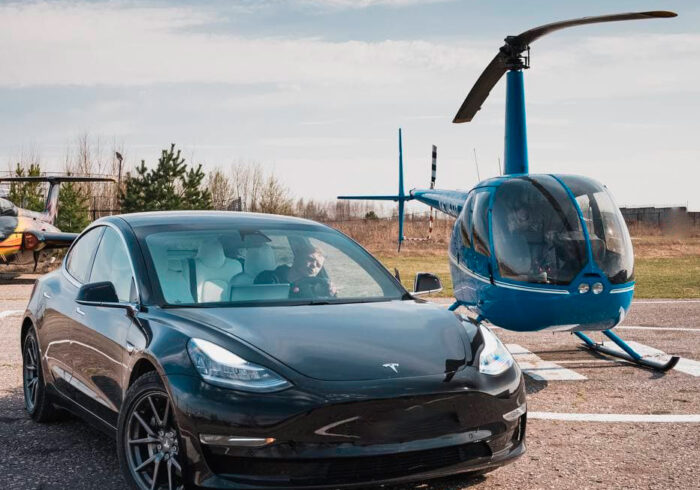 Tesla 3 с синим вертолетом от компании "Captour"