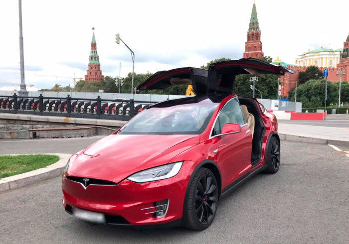 Tesla X на фоне Красной площади
