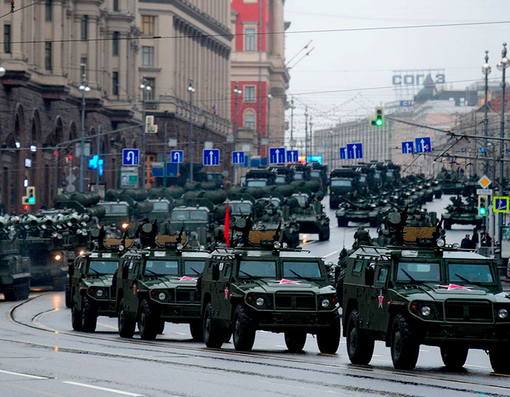 Военные машины на улицах Москвы