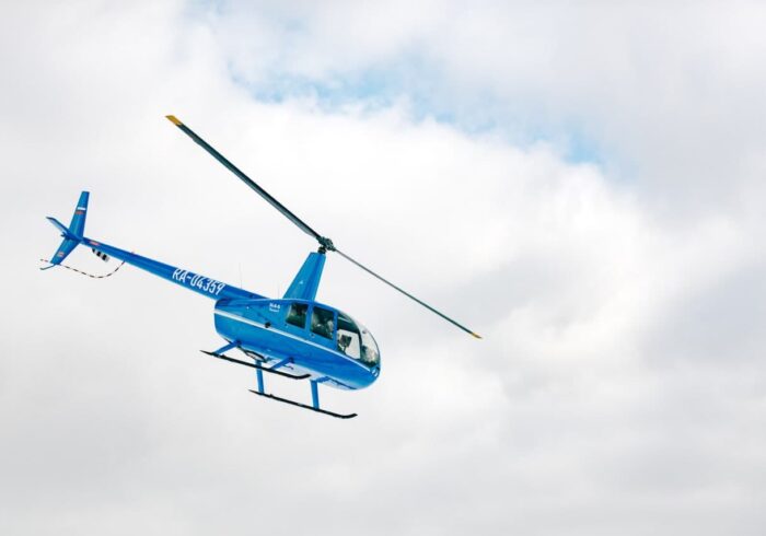 Синий вертолет в небе от компании "Captour"