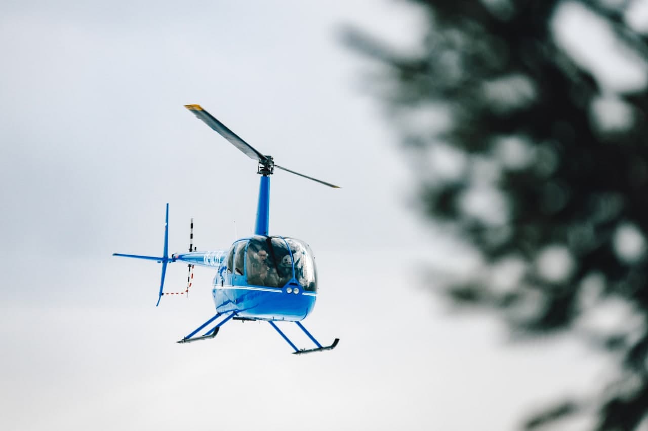 Вертолет Robinson R44 в небе