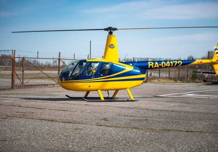 Вертолет Robinson R44 готовится к взлёту