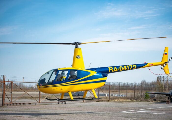 Вертолёт Robinson R44 взлетает от компании "Captour"