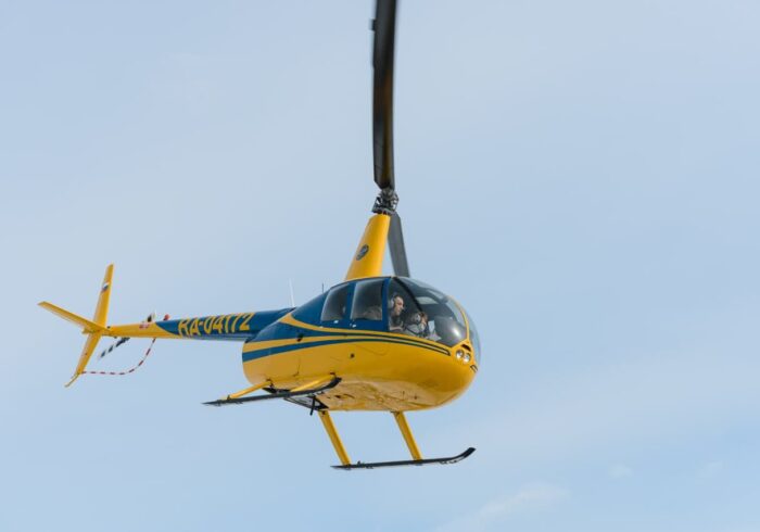 Вертолёт Robinson R44 в полете от компании "Captour"