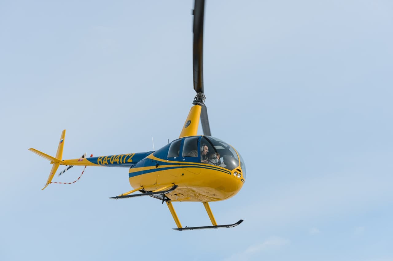 Вертолёт Robinson R44 в полете от компании "Captour"