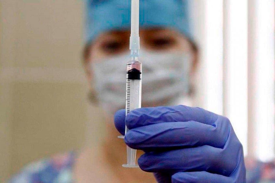 Доктор готовится делать вакцинацию от коронавируса