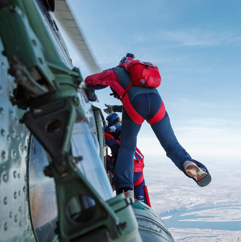 Девушка прыгает из самолета с парашютом от компании "Captour"