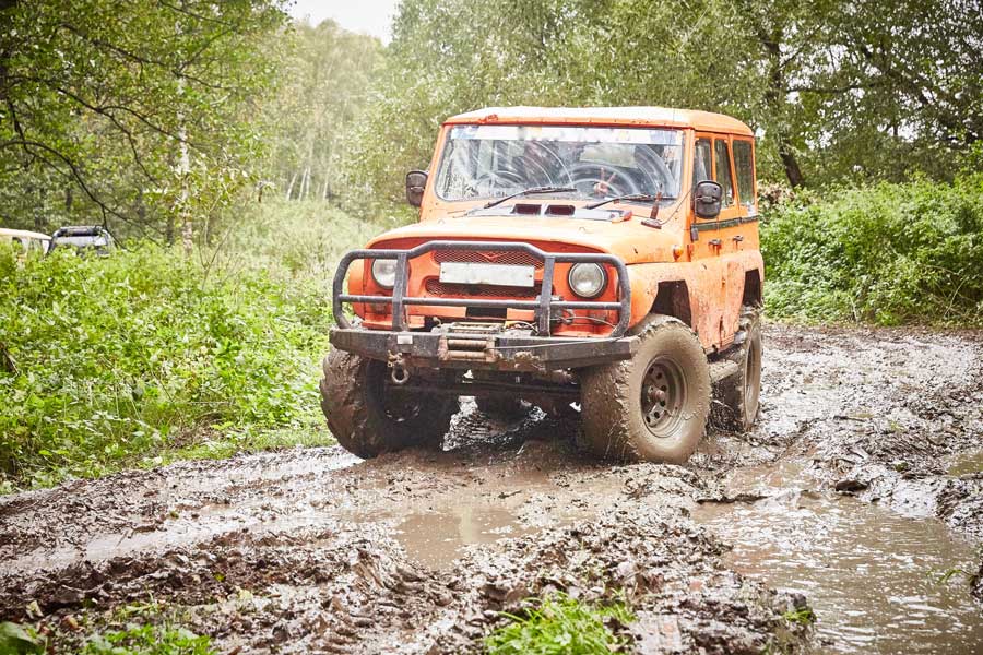 Оранжевый джип в грязи