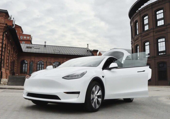 Фотография белой Tesla Model Y для аренды
