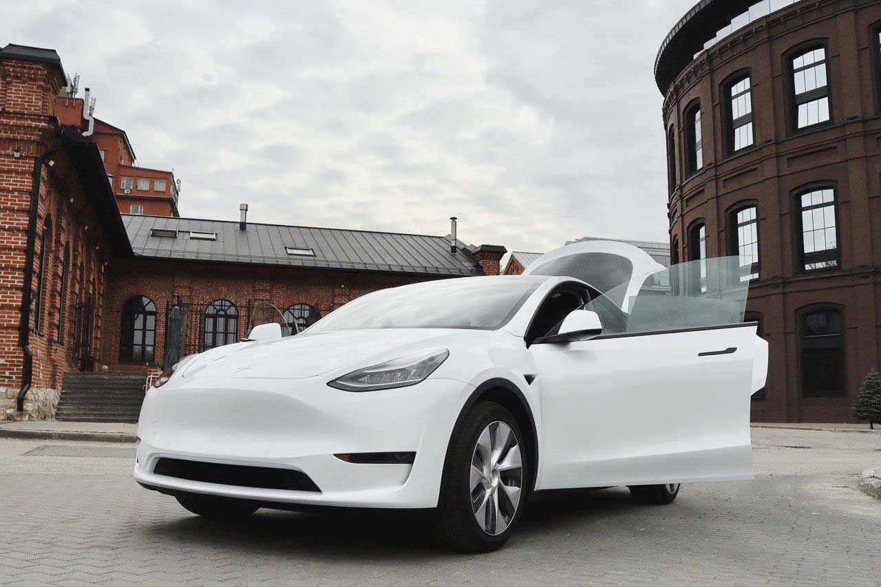 Фотография белой Tesla Model Y для аренды