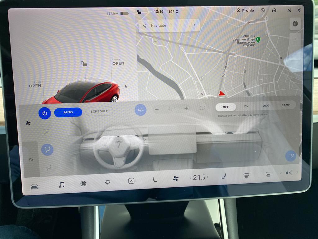 Фото дисплея в Tesla Model 3