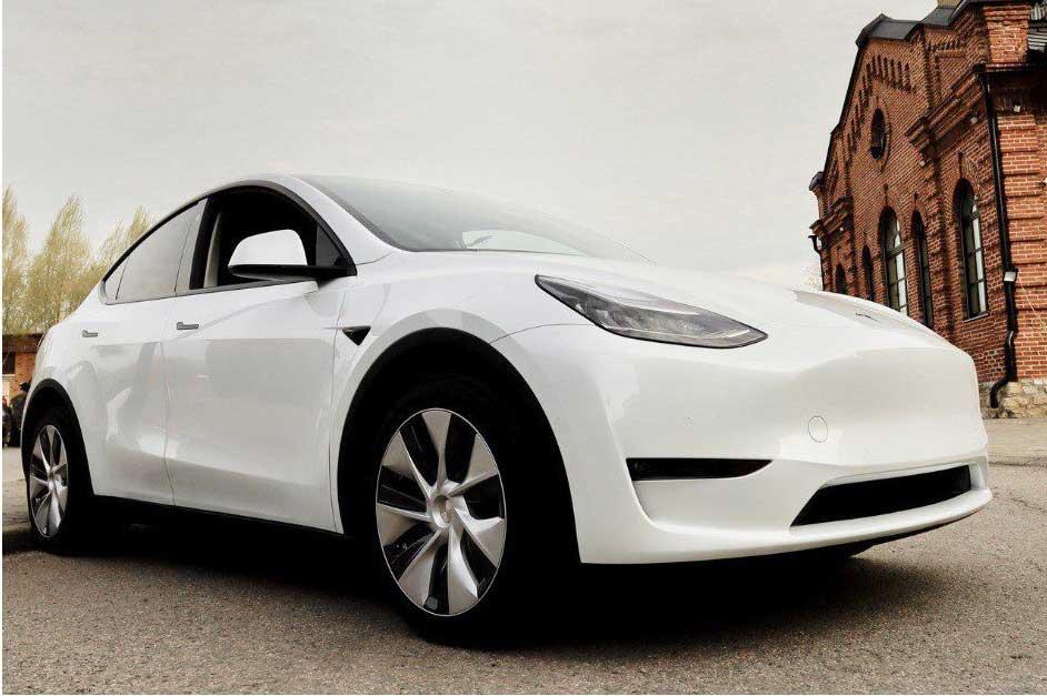 Фото Tesla Y для тест-драйва от компании "Captour"