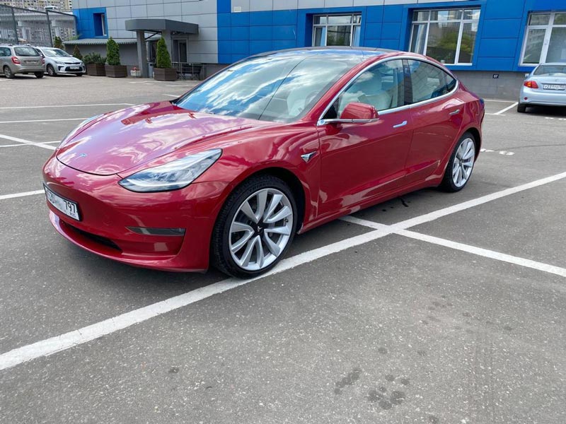 Фото красной Tesla Model 3 для аренды от компании "Captour"