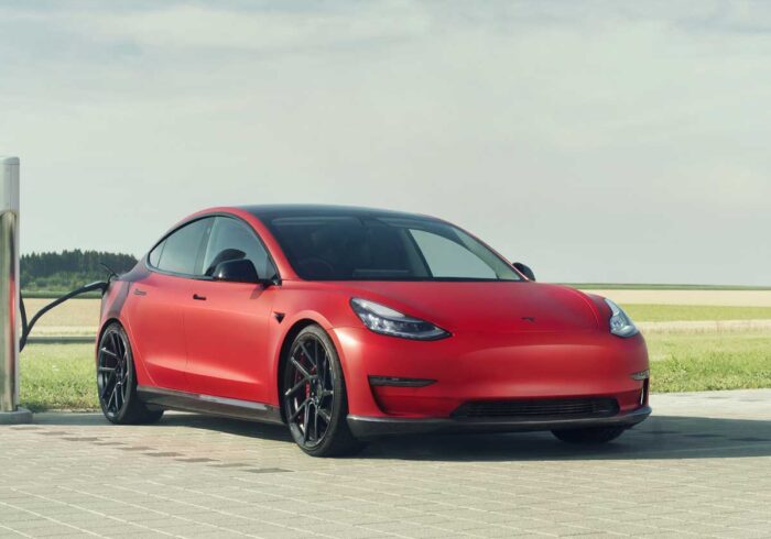 Tesla Model 3 заправляется