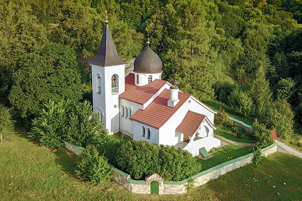 Церковь села в Бёхлово из самолета 