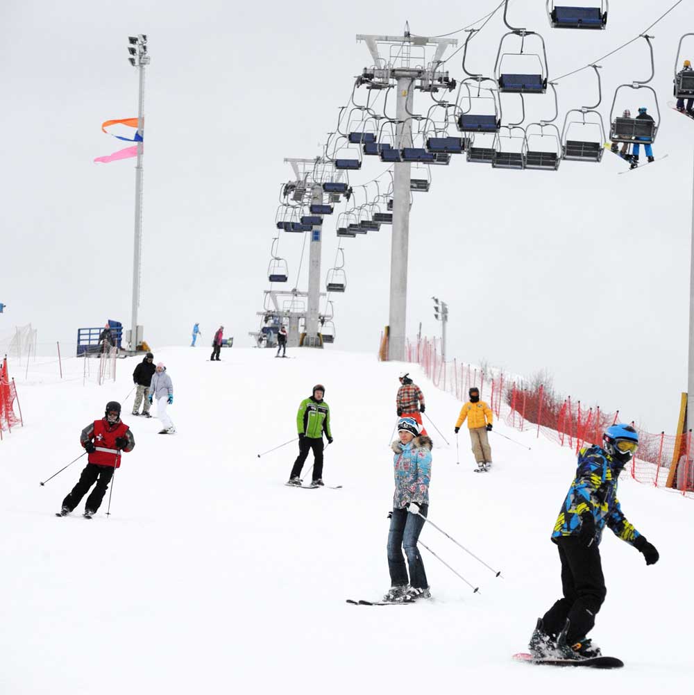 Люди катаются в Сорочанах на лыжах и сноубордах