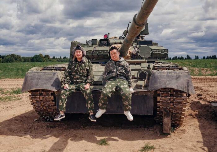 Фотография иностранцев с танком на программе от "Captour"