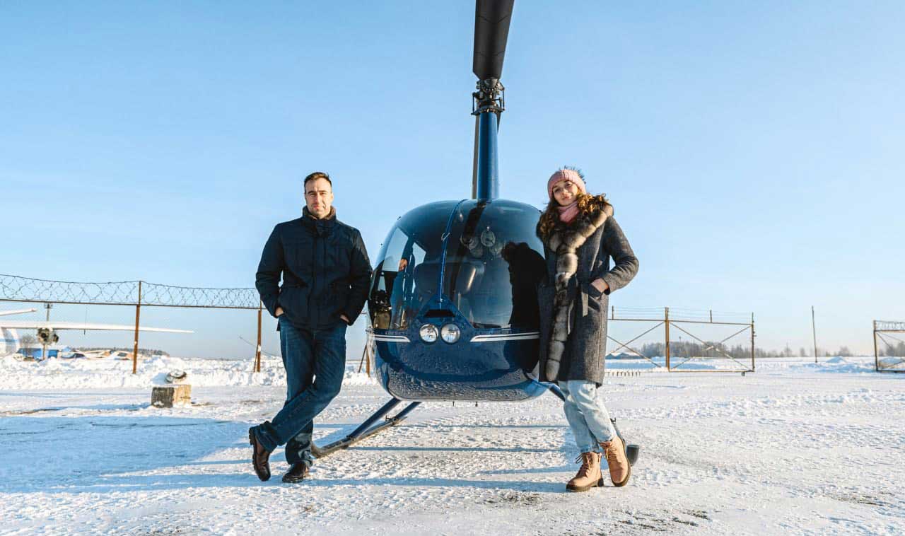 Фото пары с синим вертолетом Robinson R44