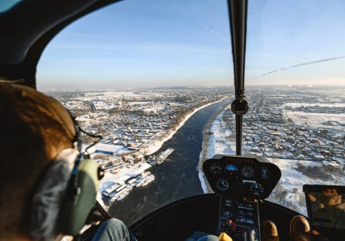 Река зимой из вертолета Robinson R44