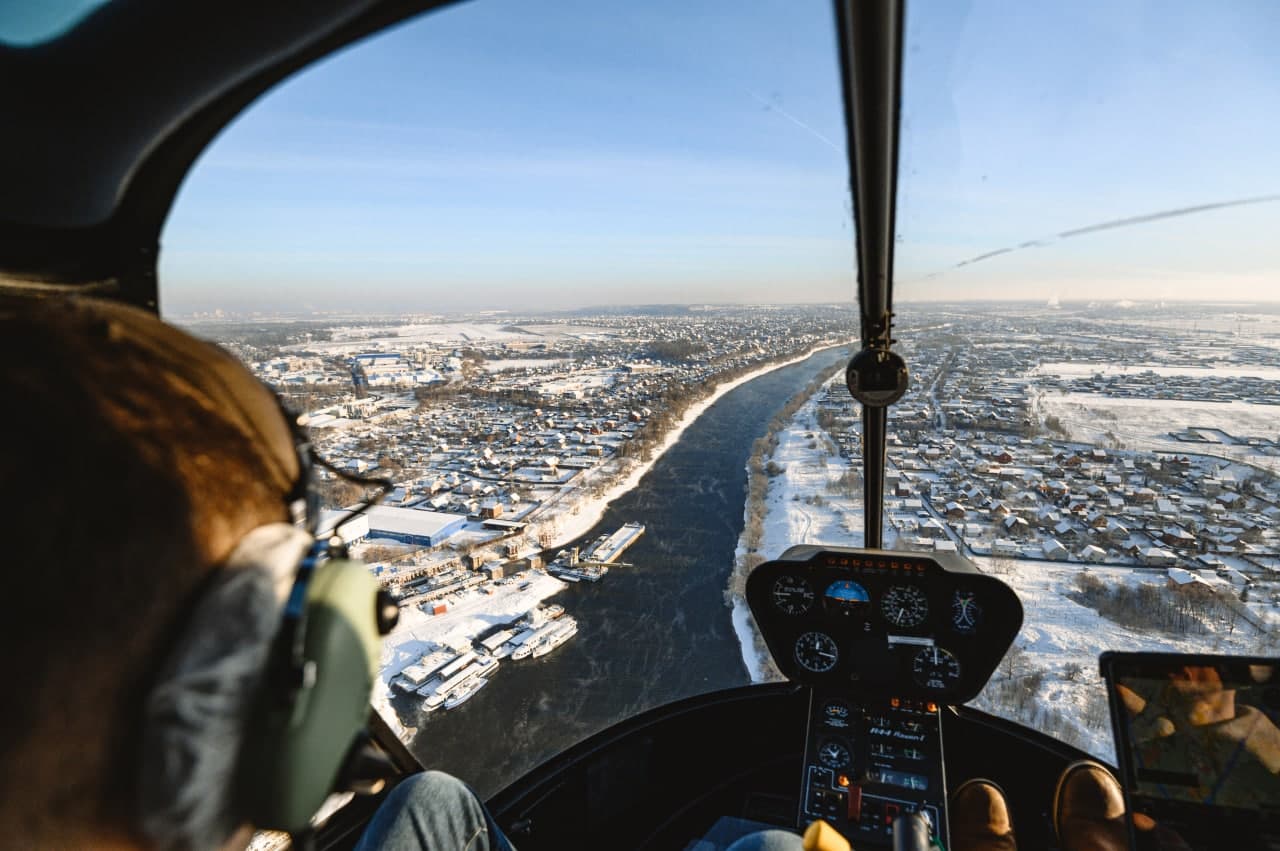 Река зимой из вертолета Robinson R44