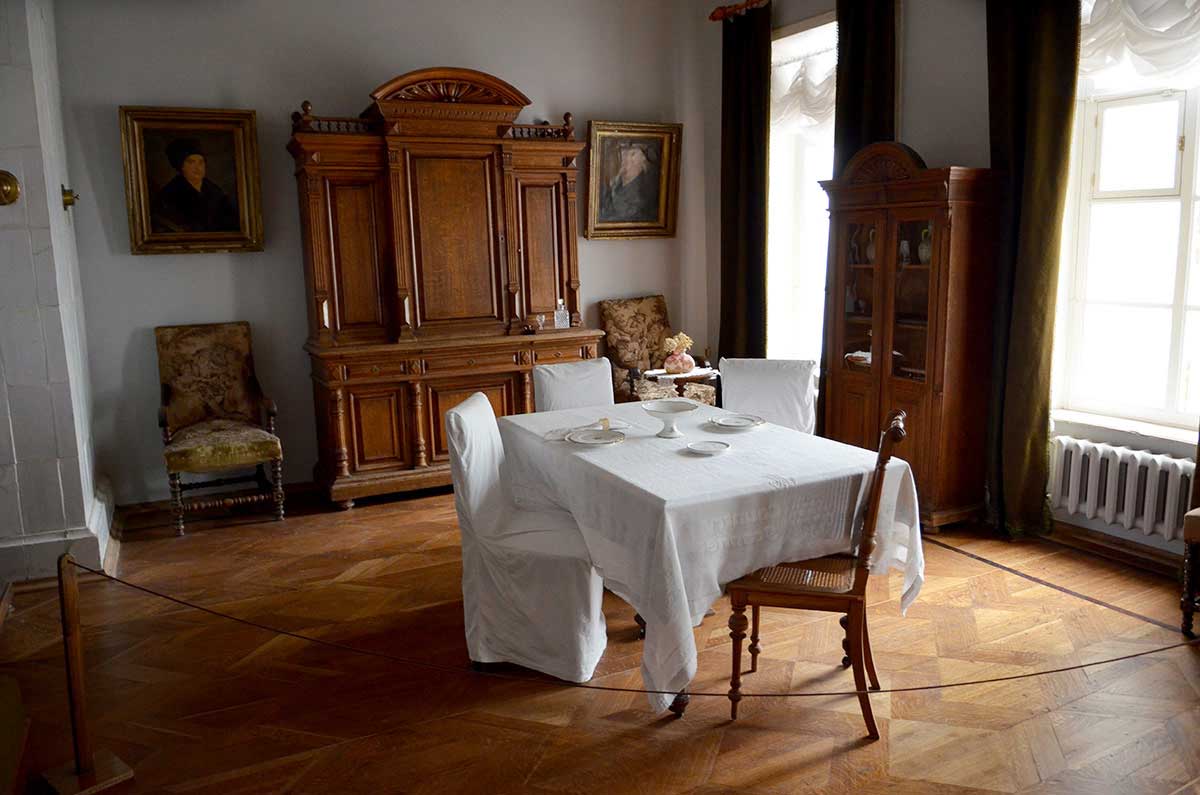 Обеденный зал в доме Станиславского