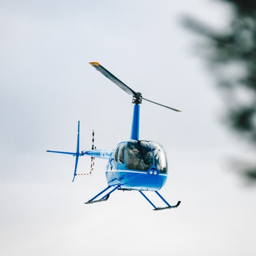 Вертолет Robinson R44 в небе