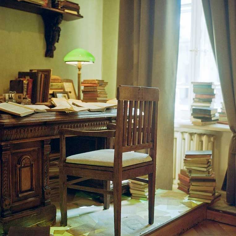 Фото кабинета писателя в Театре-музее «Булгаковский дом» в Москве на экскурсии от компании "Captour"