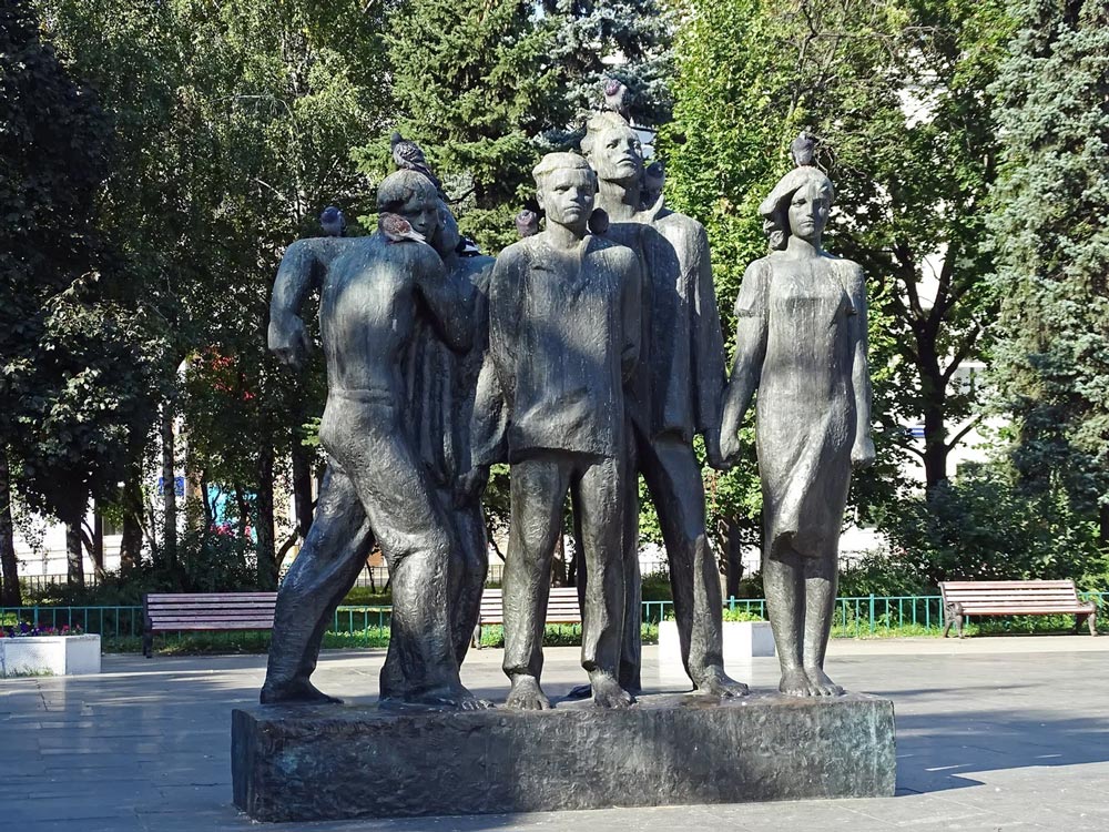 Памятник на Миусской площади Молодой гвардии на экскурсии