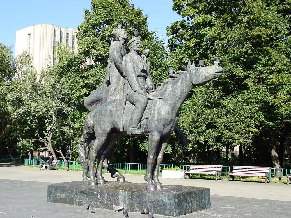 Памятник на Миусской площади на экскурсии от компании "Captour"