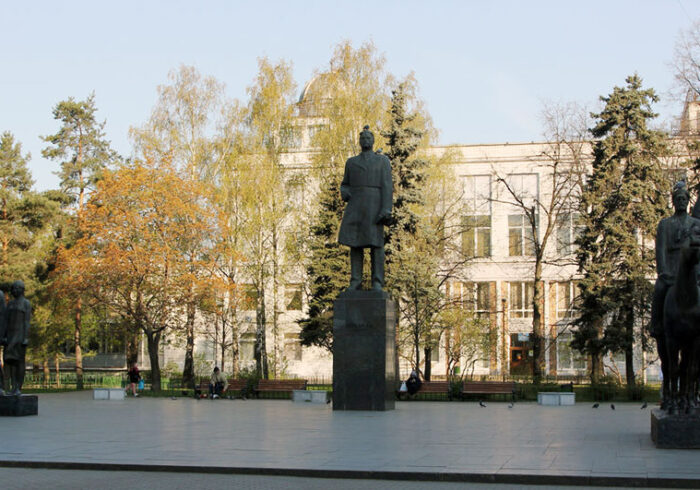 Памятник писателю Фадееву на Миусской площади на экскурсии от "Captour"