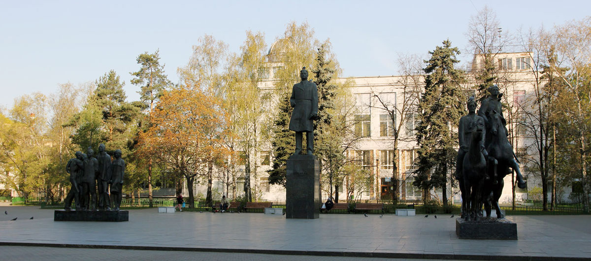 Памятник писателю Фадееву на Миусской площади на экскурсии от "Captour"