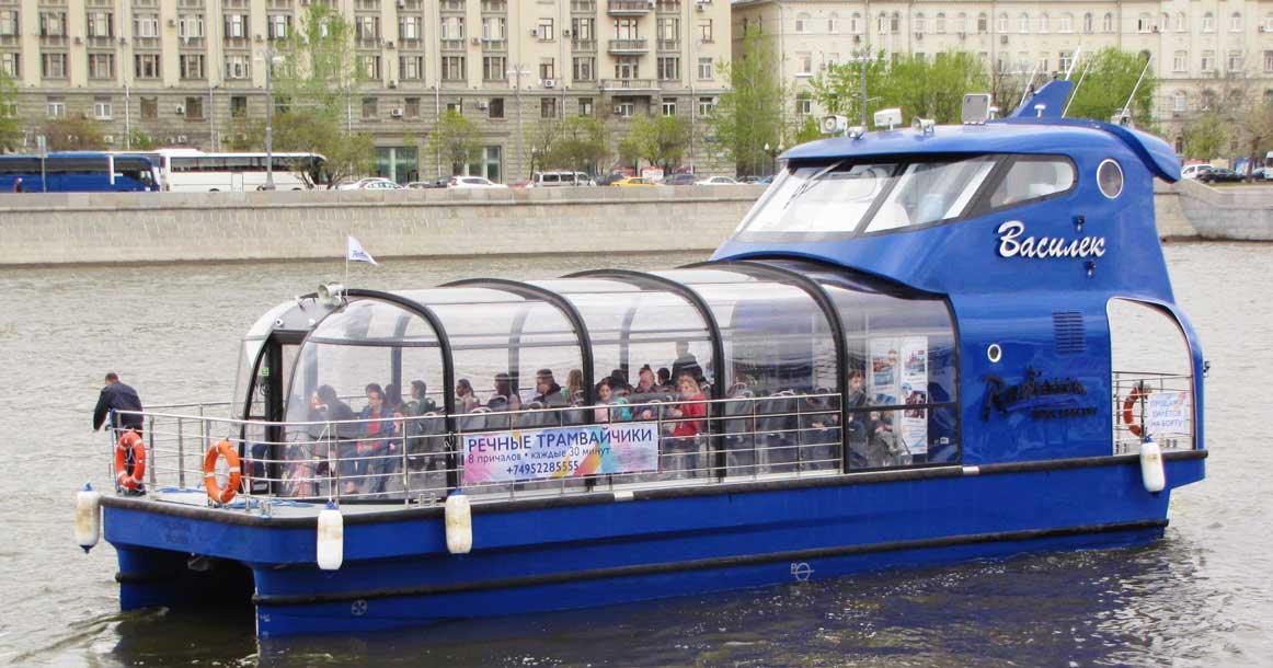 Синий речной трамвайчик Radisoon в Москва-реке на экскурсии