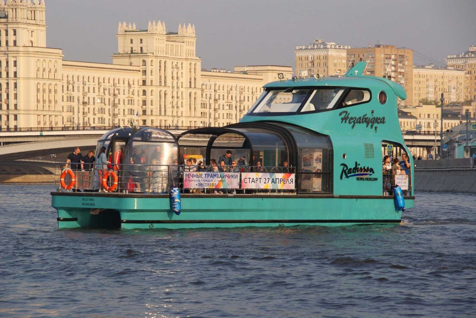 Зеленый речной трамвайчик Radisoon в Москва-реке на экскурсии