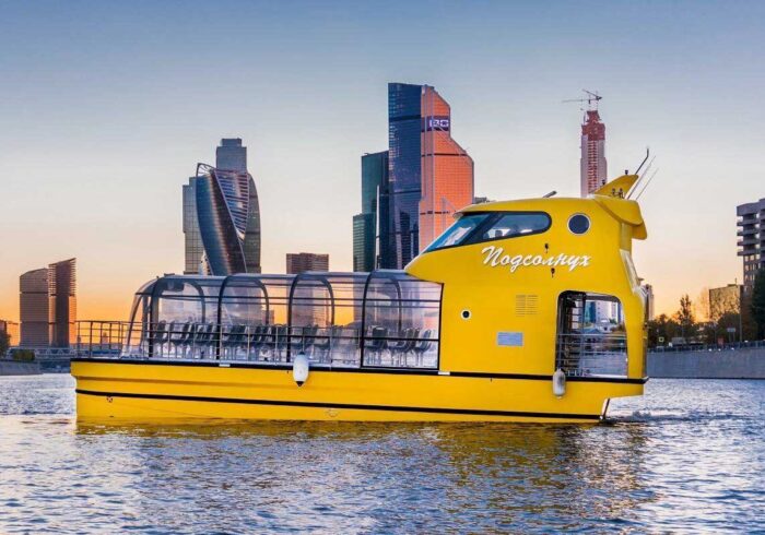 Желтый речной трамвайчик Radisoon на фоне Москва-Сити