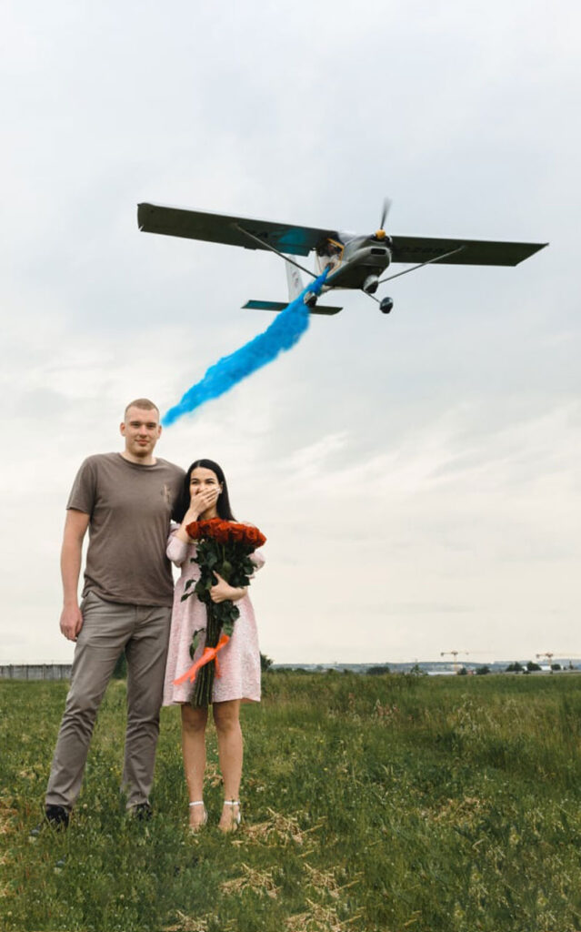 Гендер-пати с голубым дымом с самолетом от Captour