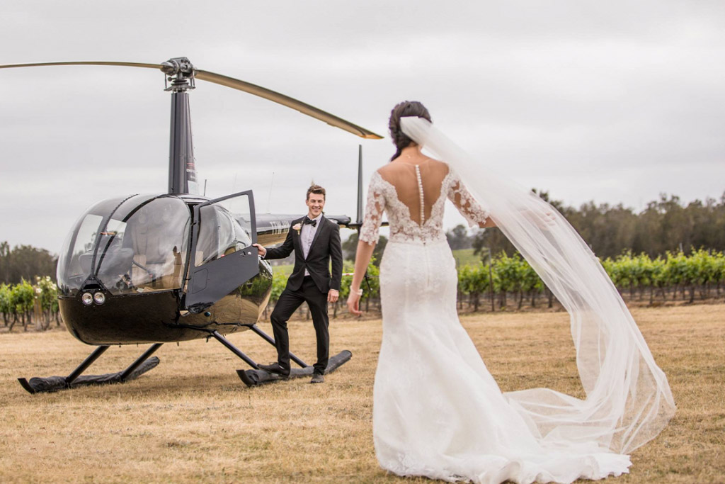 Фото с вертолетом Robinson R44 на свадьбе
