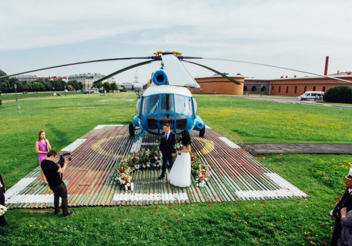 Фотосессия с вертолётом на выездной регистрации на свадьбе