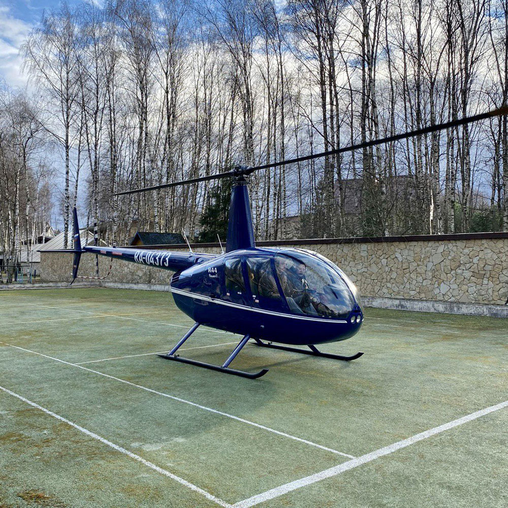 Синий вертолет Robinson R44 от компании "Captour"