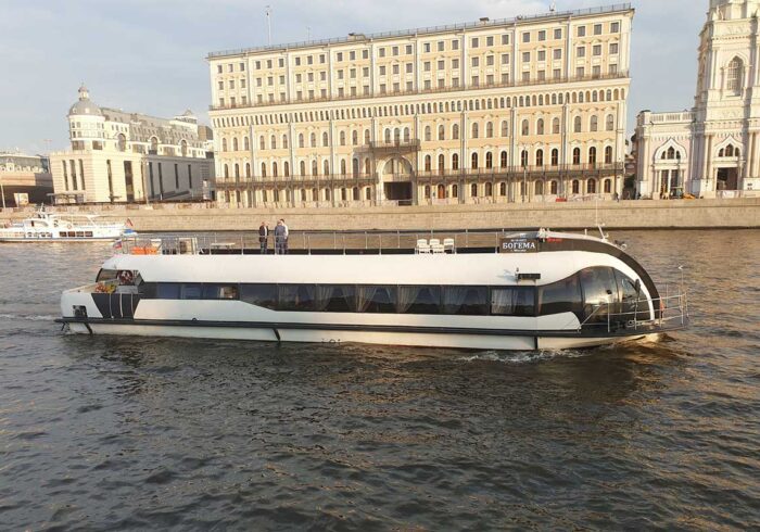 Теплоход Богема плывет в Москве