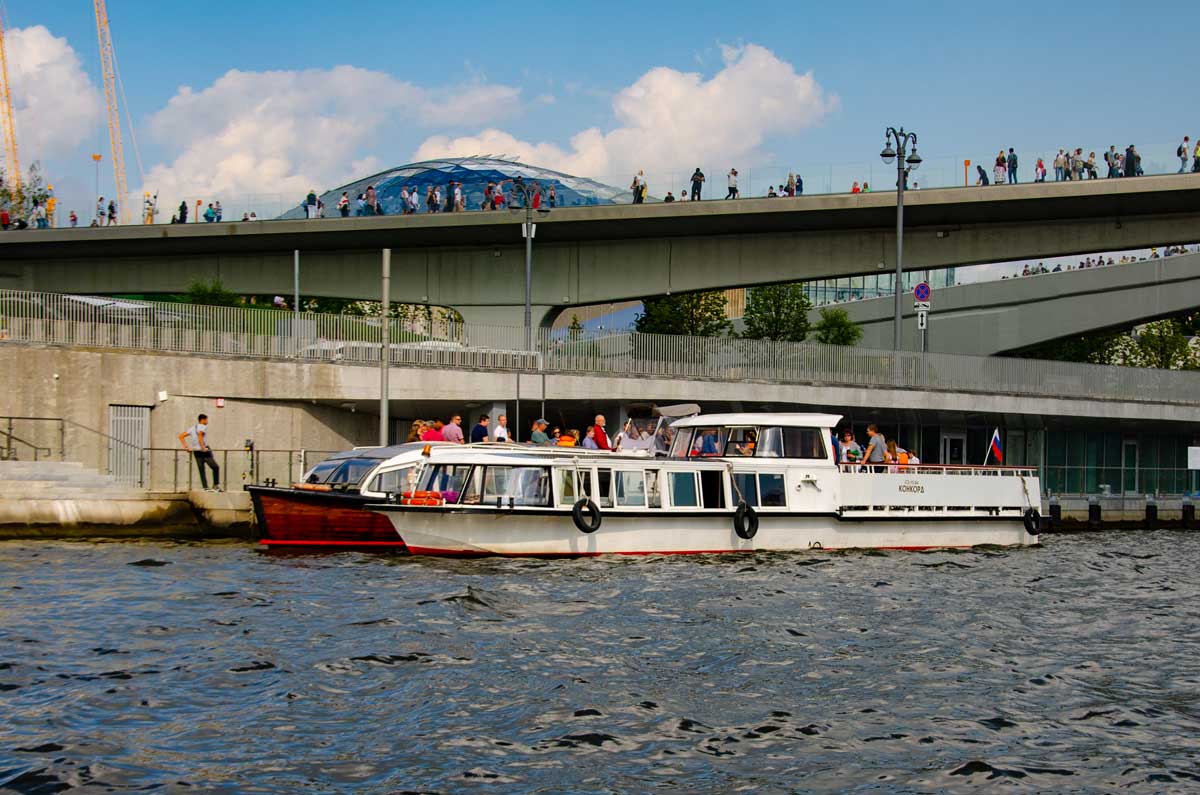 Теплоход Конкорд в Москве-реке на экскурсии