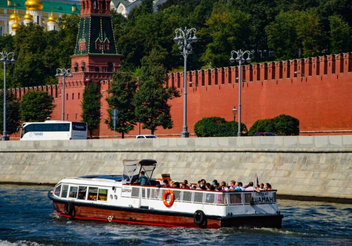 Теплоход Шаман плывет на фоне Кремля в Москве