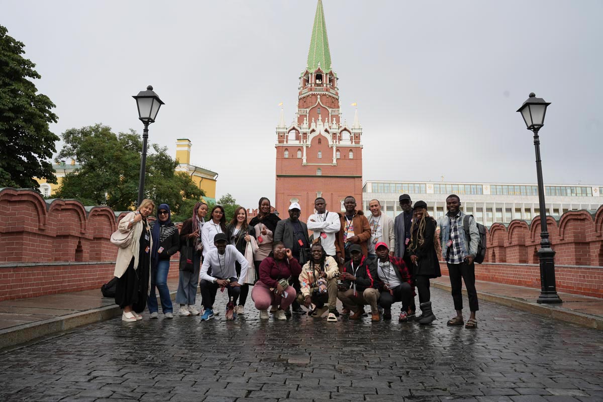 Экскурсионная группа из Африки на входе в Кремль
