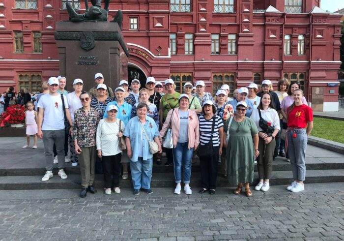 Группа экскурсантов на фоне памятника Жукова