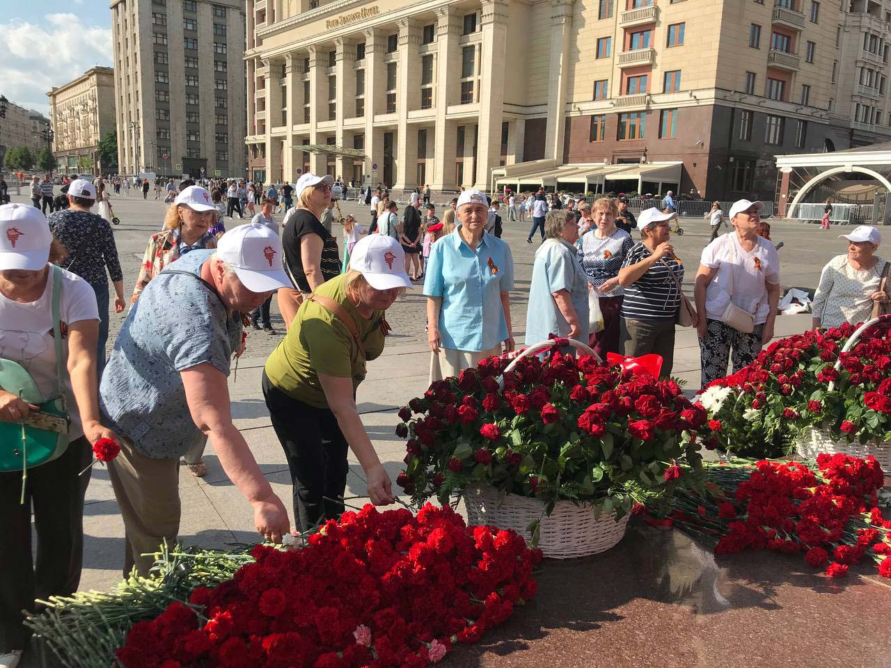 Экскурсанты возлагают цветы к памятнику