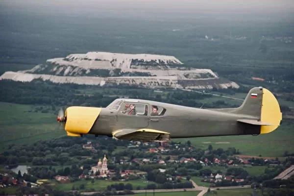 Самолет Як-18Т летит в Подмосковье